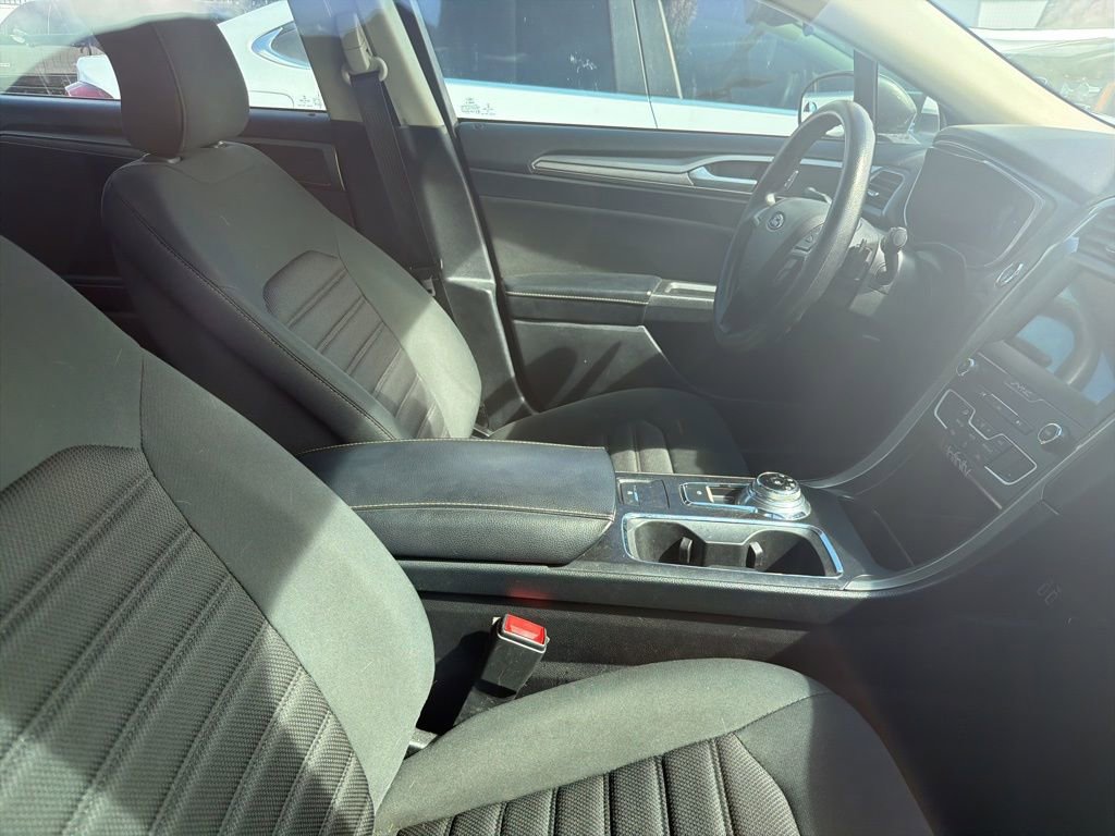 Used 2019 Ford Fusion SE image 2