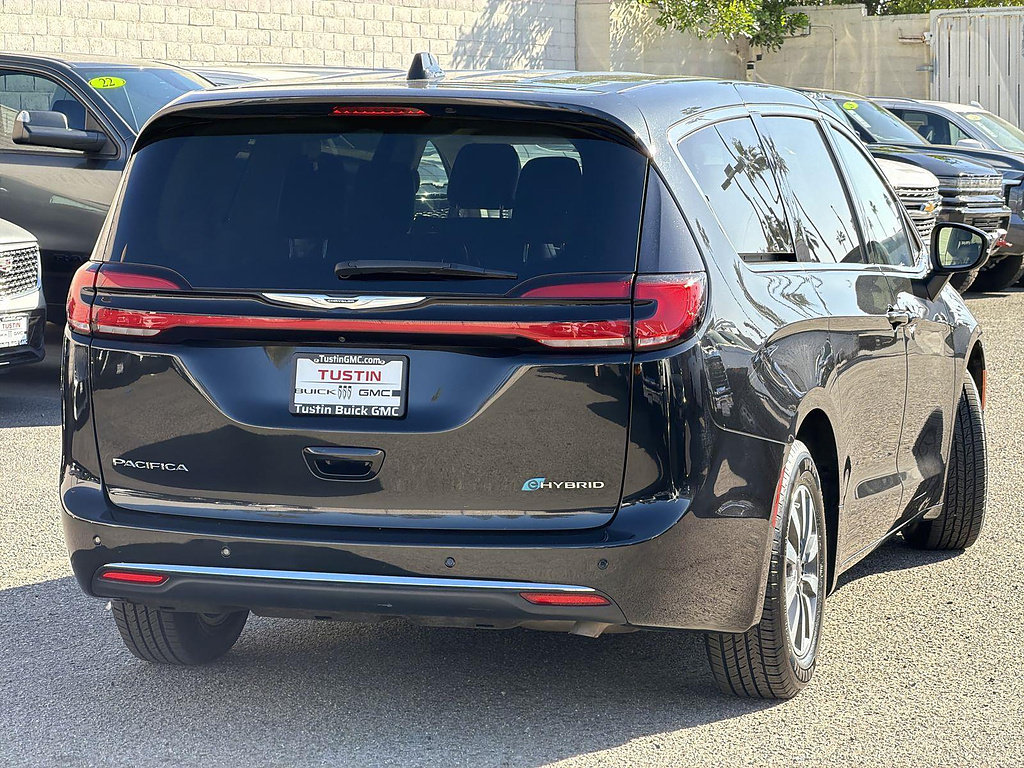 Used 2023 Chrysler Pacifica Touring-L FWD image 5