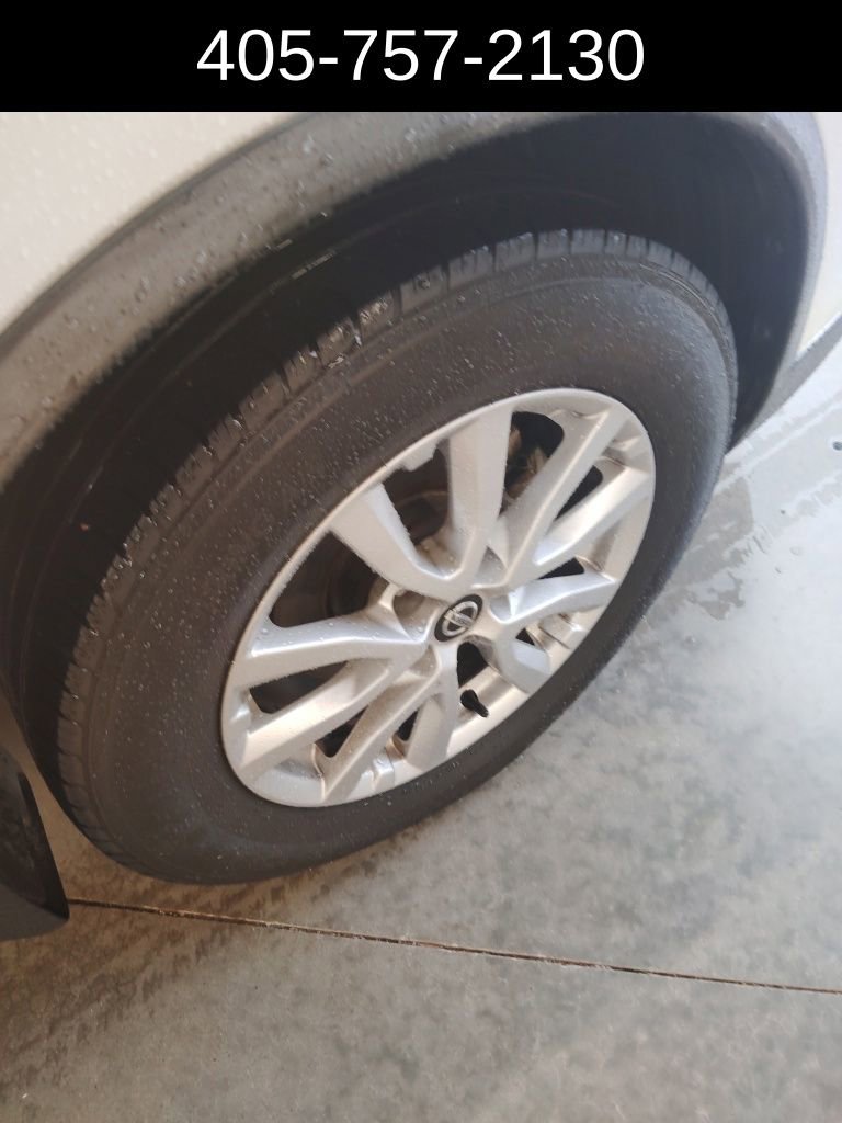 Used 2018 Nissan Rogue SV image 9