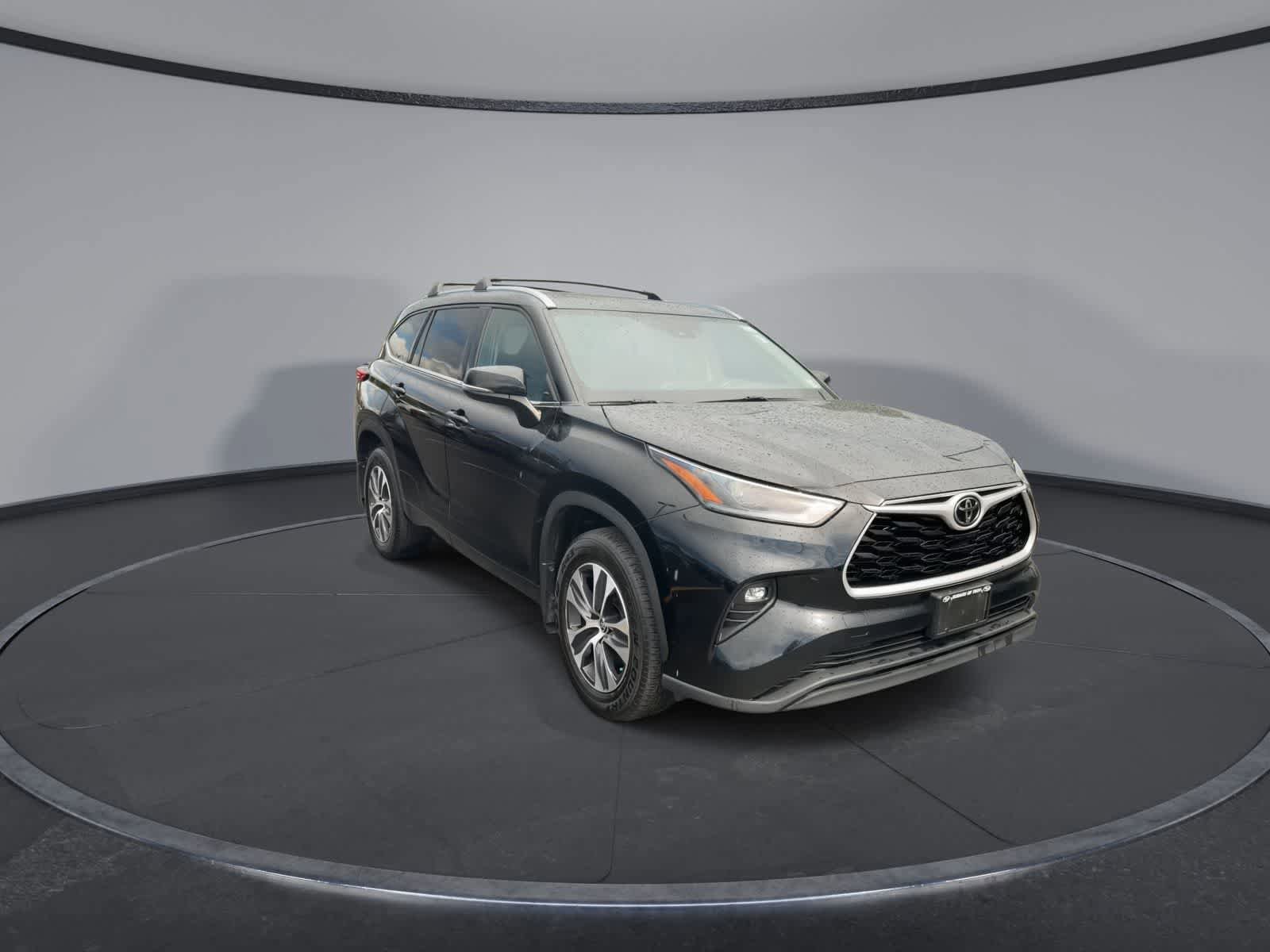 Used 2021 Toyota Highlander XLE AWD/4WD image 2