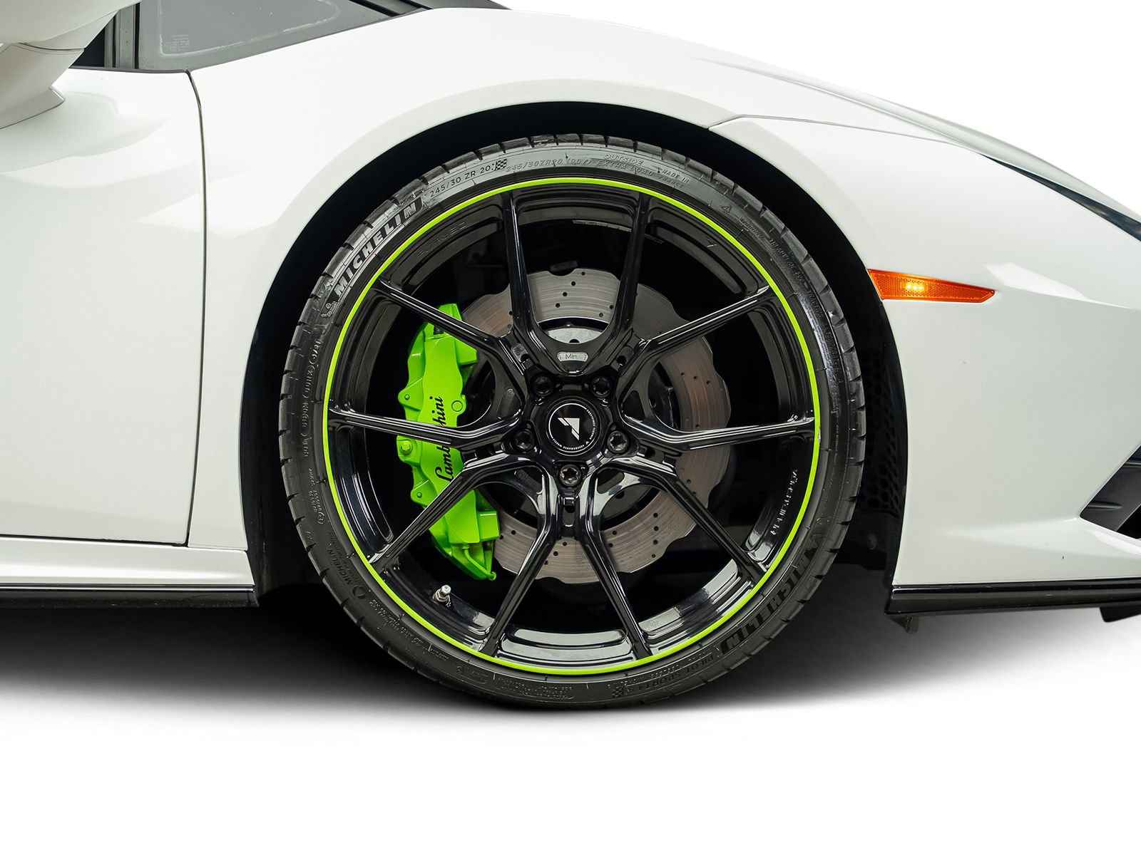 Used 2020 Lamborghini Huracan EVO RWD image 32