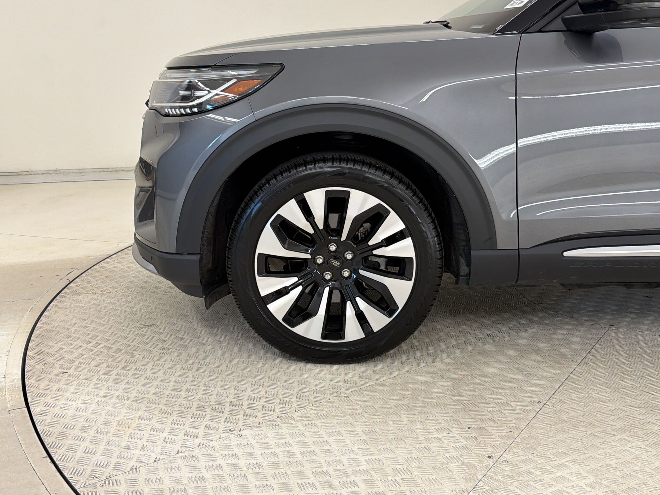 Certified 2025 Ford Explorer Platinum w/ LUX Leather Package AWD/4WD image 13