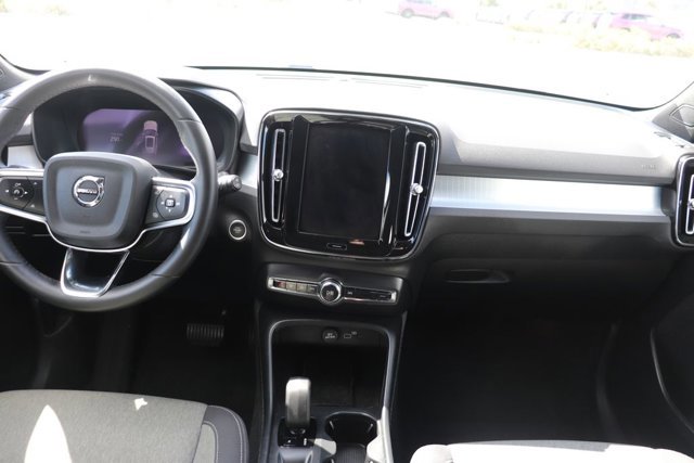 Used 2024 Volvo XC40 B5 Core image 13