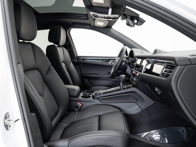 Certified 2025 Porsche Macan AWD/4WD image 23