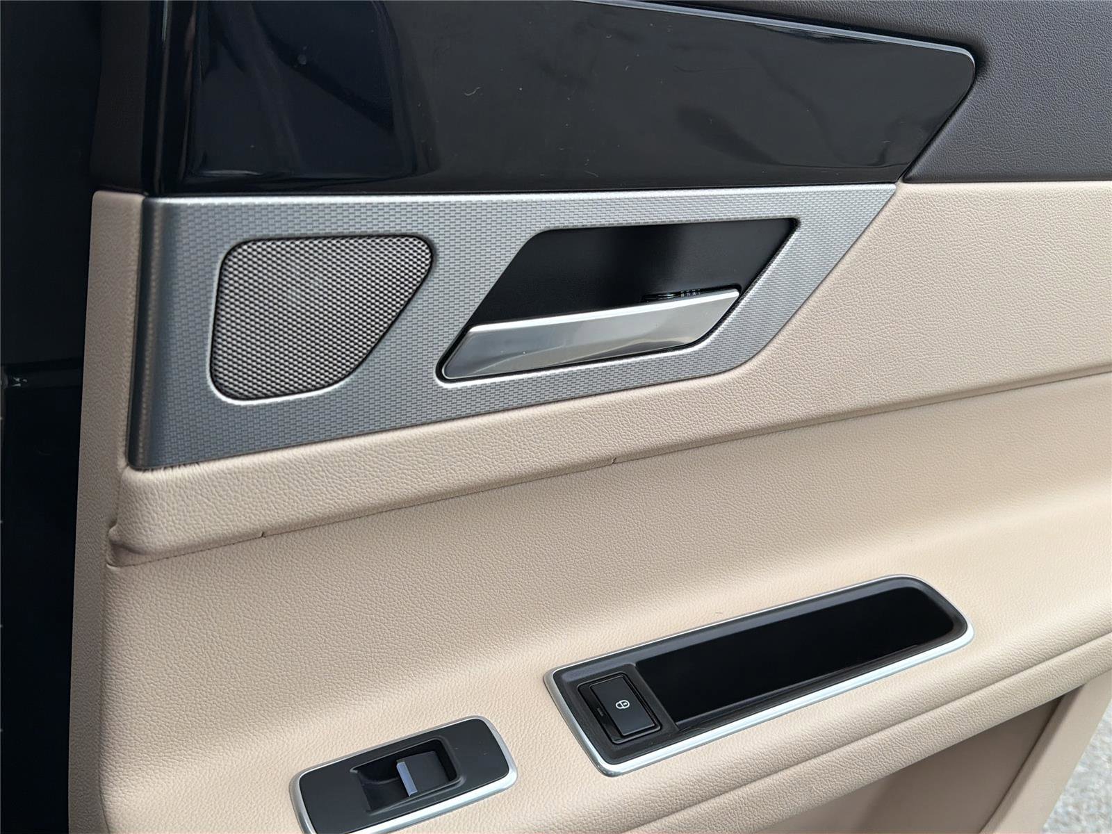 Used 2020 Jaguar XF Premium image 27