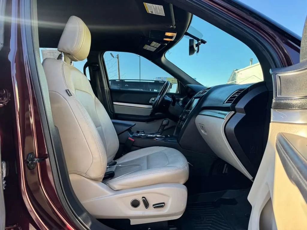 Used 2018 Ford Explorer XLT w/ Equipment Group 202A AWD/4WD image 13
