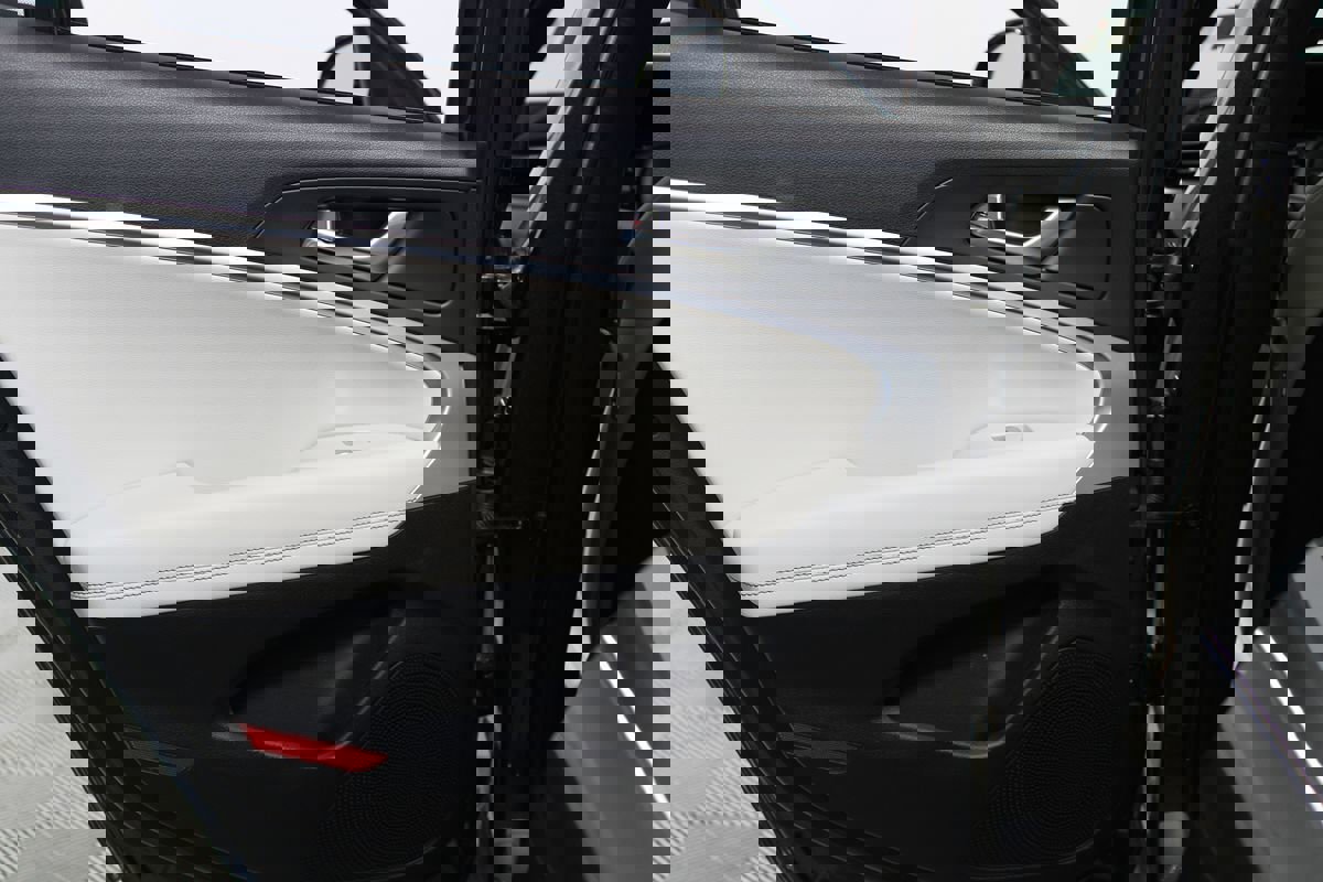 Used 2025 Genesis G70 2.5T image 24