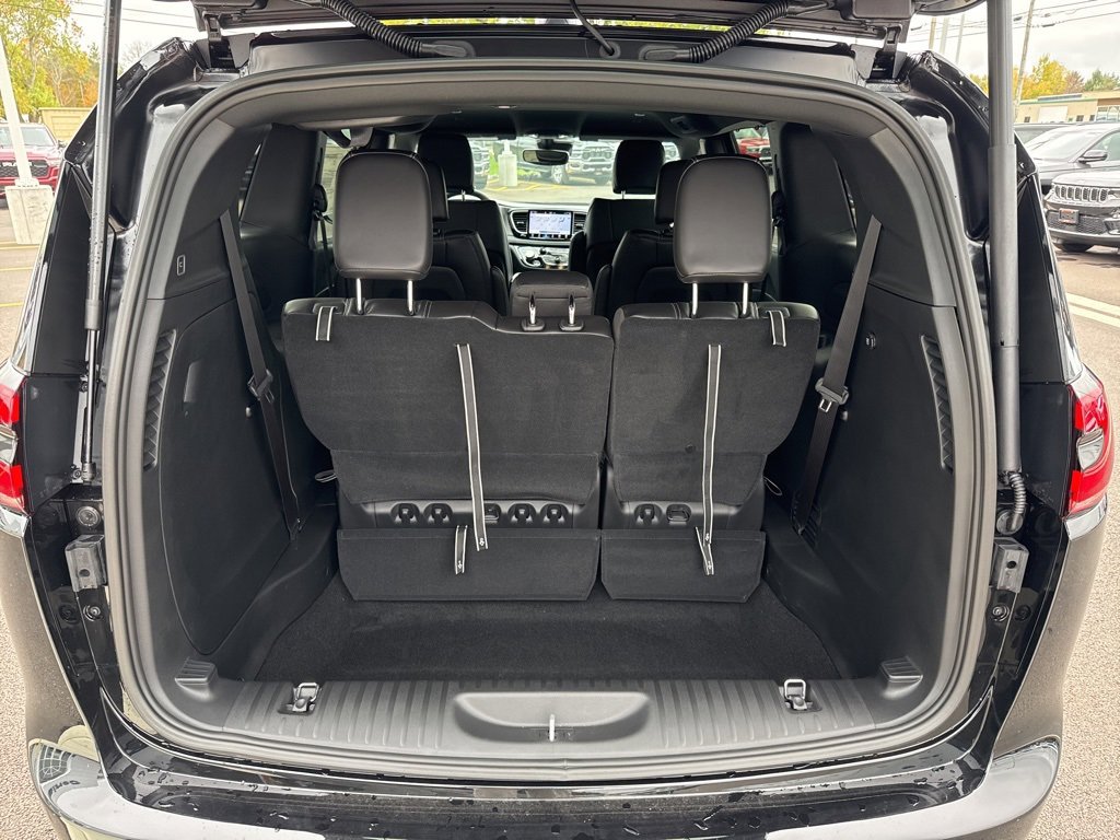 New 2026 Chrysler Pacifica Select image 14