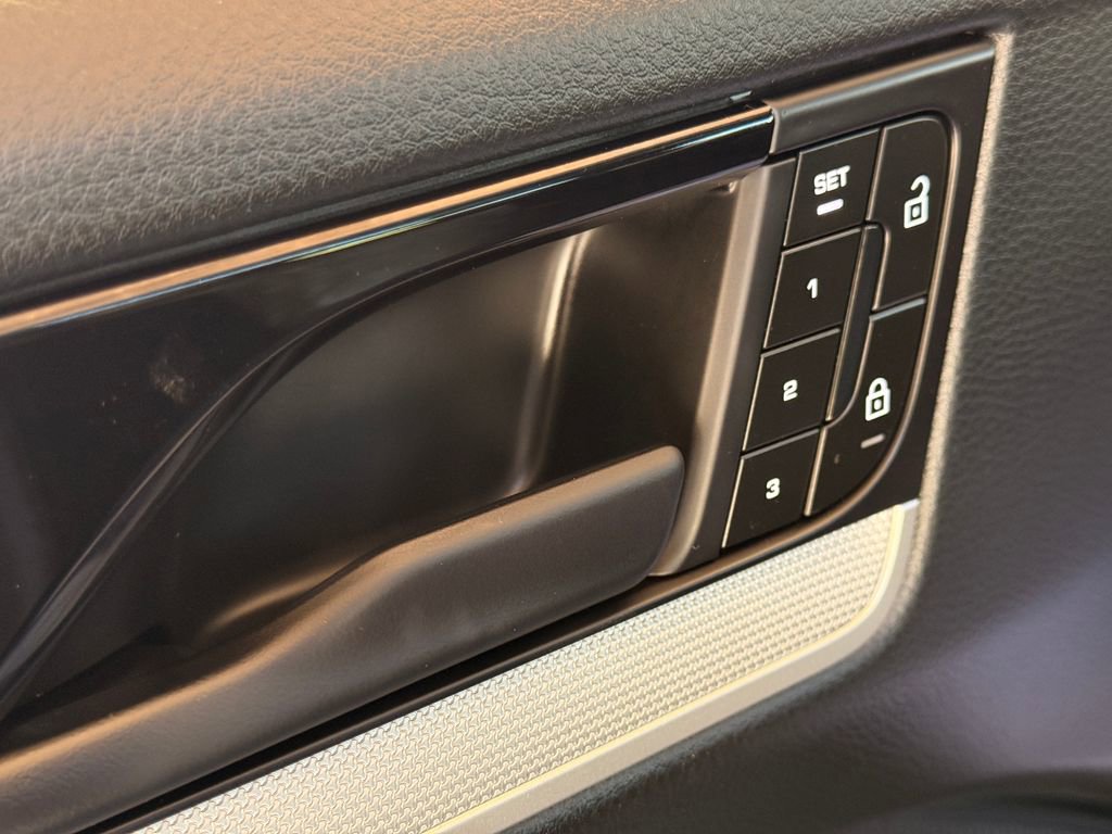 Used 2024 Porsche Cayenne image 30