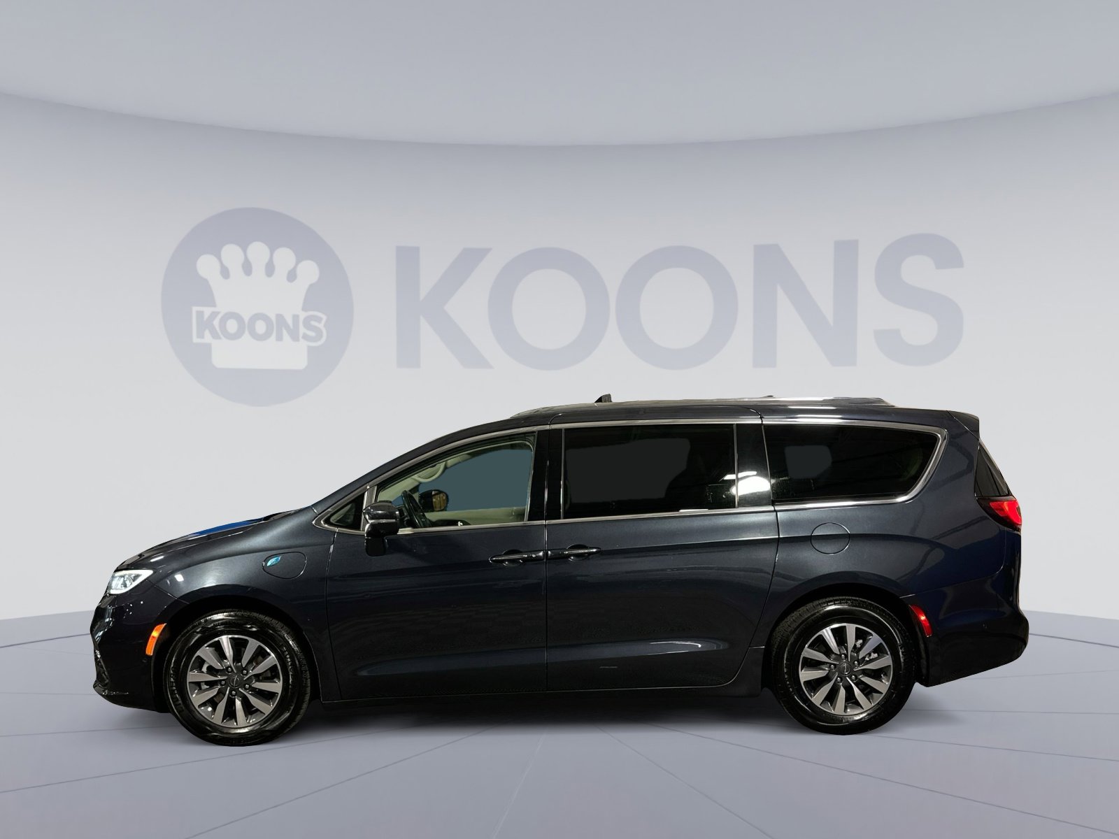 Used 2021 Chrysler Pacifica Touring-L image 2