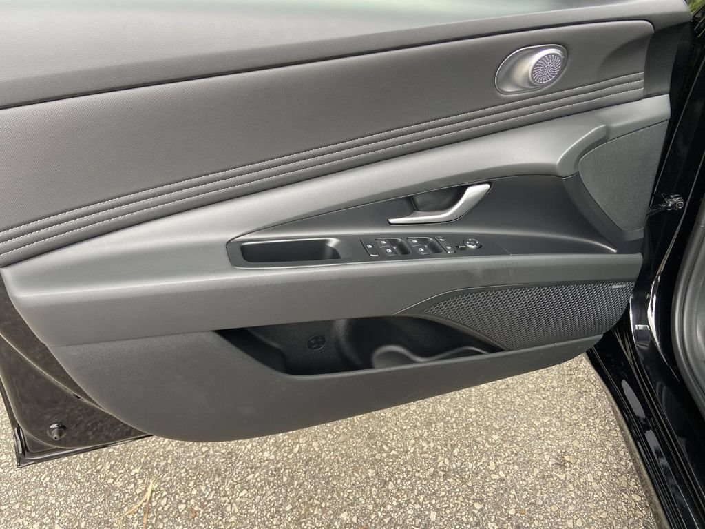 Used 2025 Hyundai Elantra Limited FWD image 12