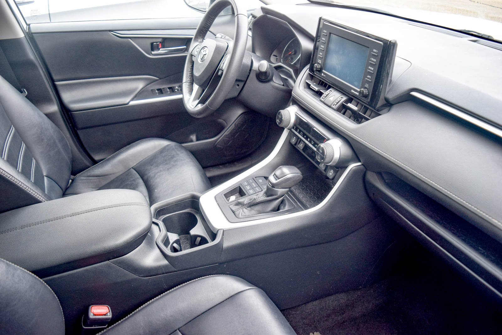 Used 2020 Toyota RAV4 XLE Premium image 4