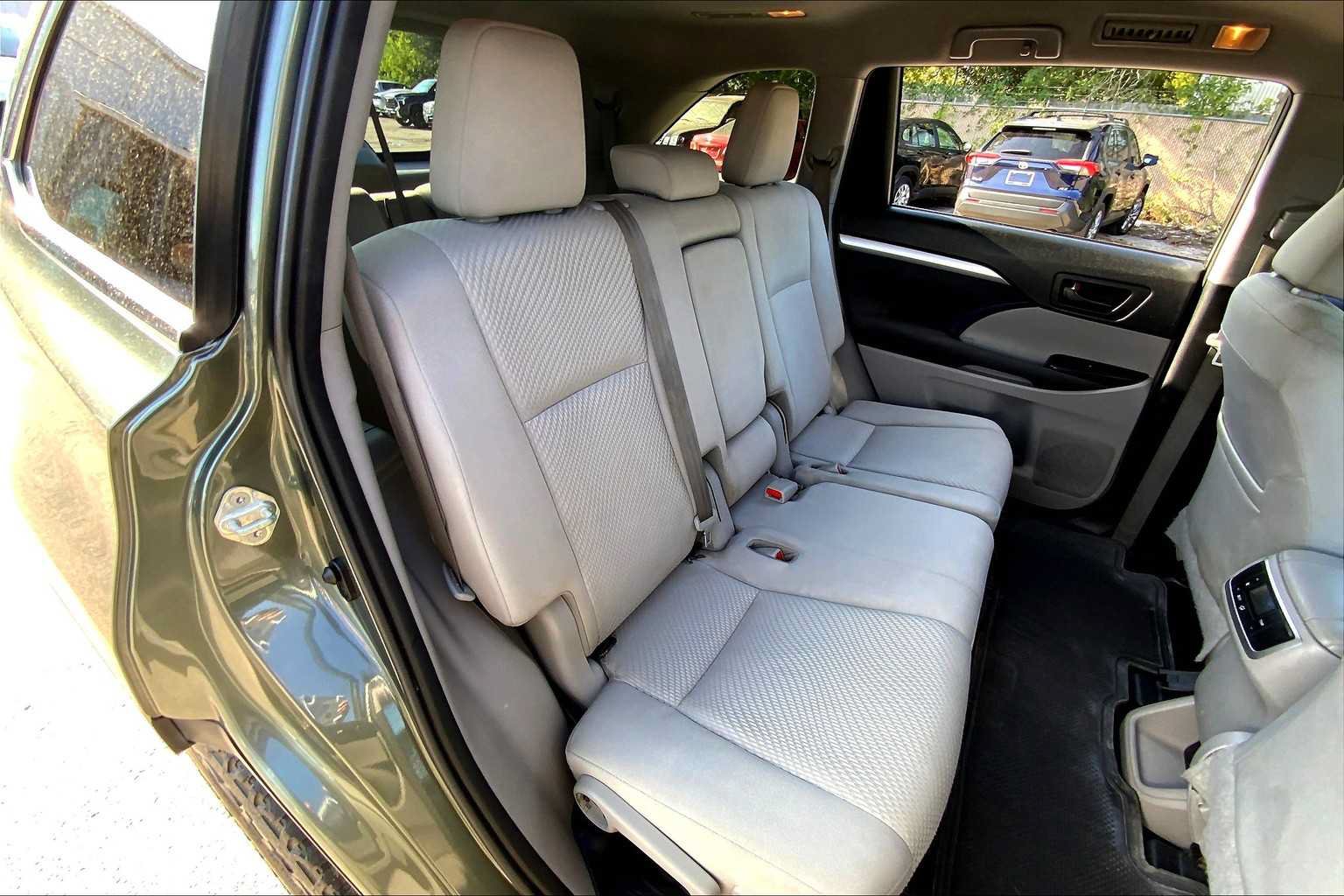 Used 2019 Toyota Highlander LE FWD image 18