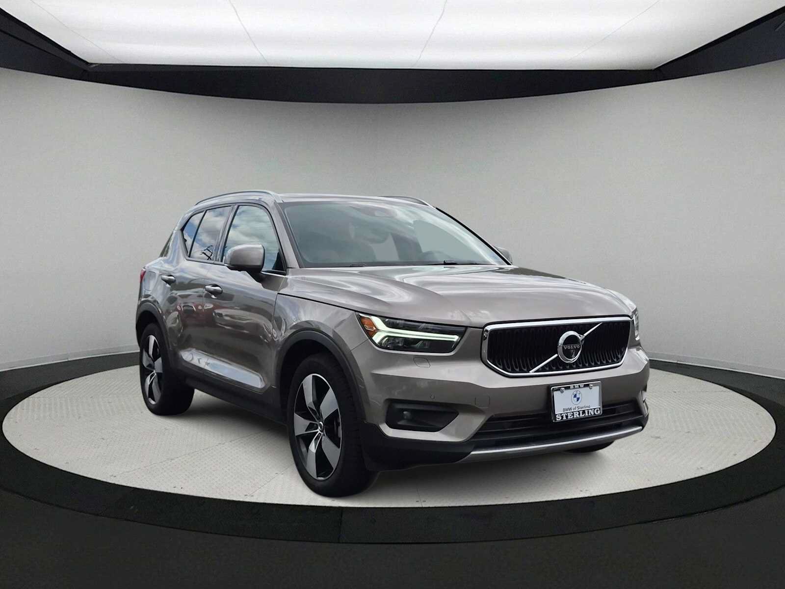 Used 2022 Volvo XC40 T5 Momentum w/ Premium Package AWD/4WD image 2