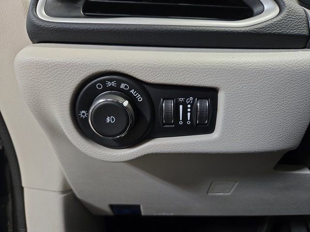 Used 2023 Chrysler Pacifica Touring-L image 27