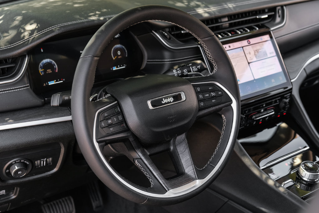 Used 2023 Jeep Grand Cherokee L Limited AWD/4WD image 4