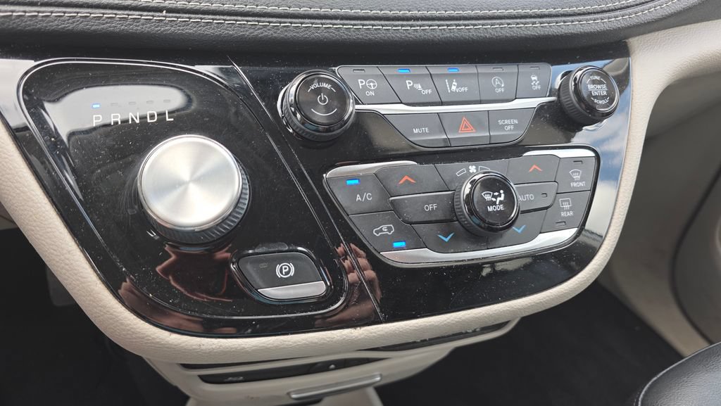 Used 2022 Chrysler Pacifica Touring-L w/ Uconnect Theater Family Group FWD image 19