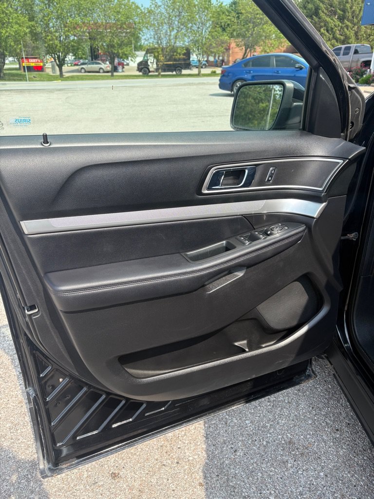 Used 2017 Ford Explorer XLT w/ Equipment Group 201A AWD/4WD image 10