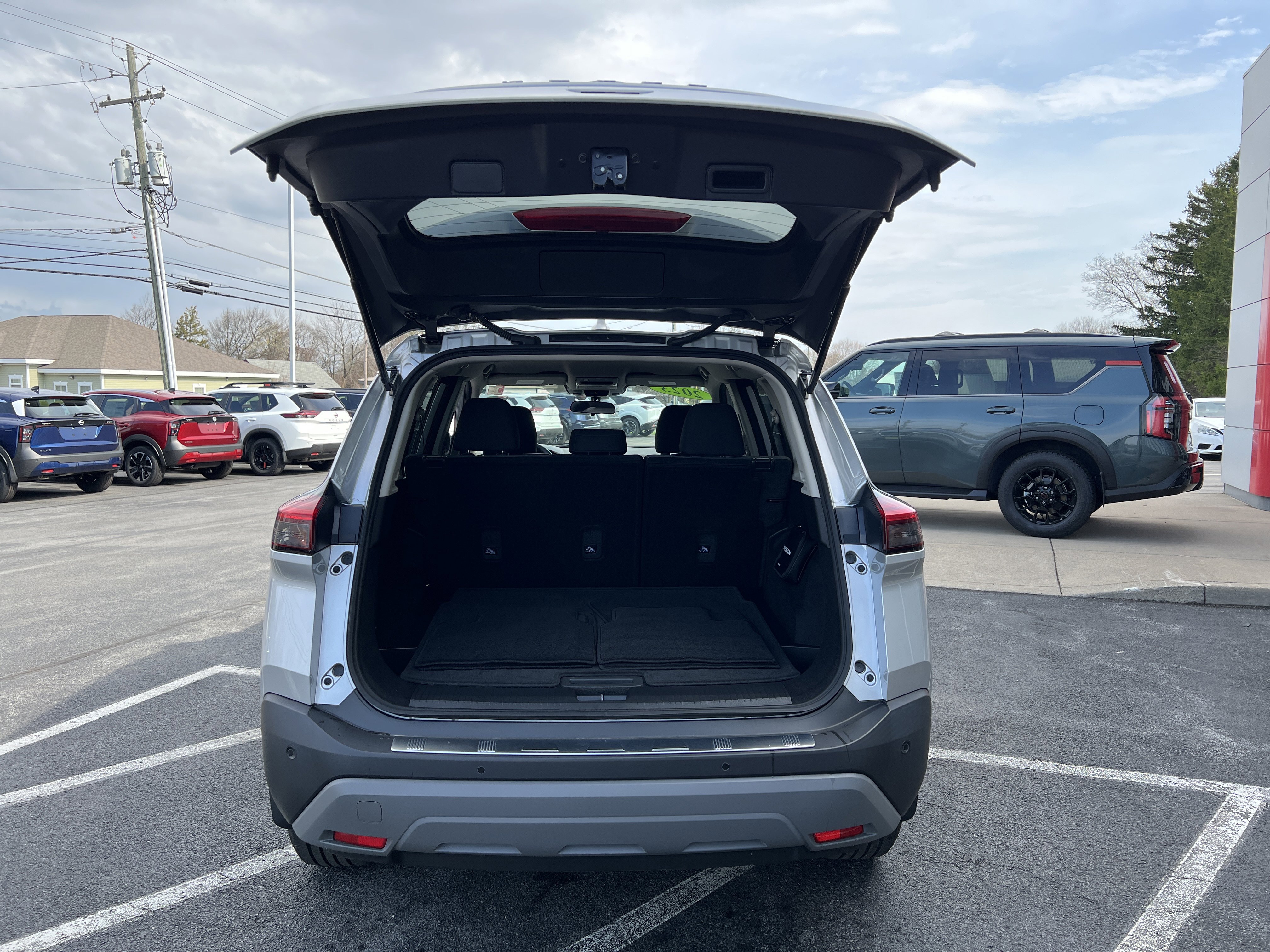 Used 2023 Nissan Rogue SV image 8