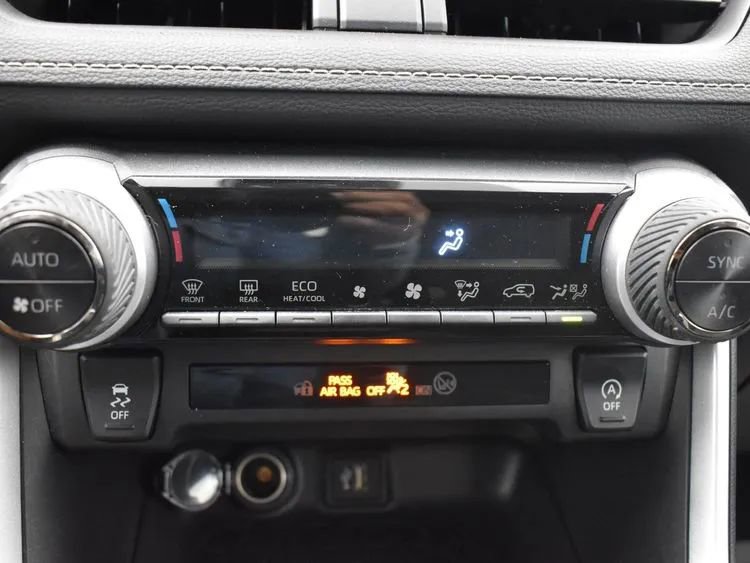 Used 2025 Toyota RAV4 XLE FWD image 33