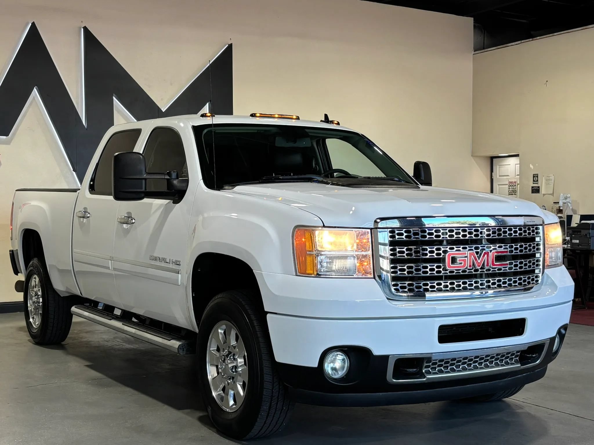 Used 2011 GMC Sierra 3500 Denali AWD/4WD image 3
