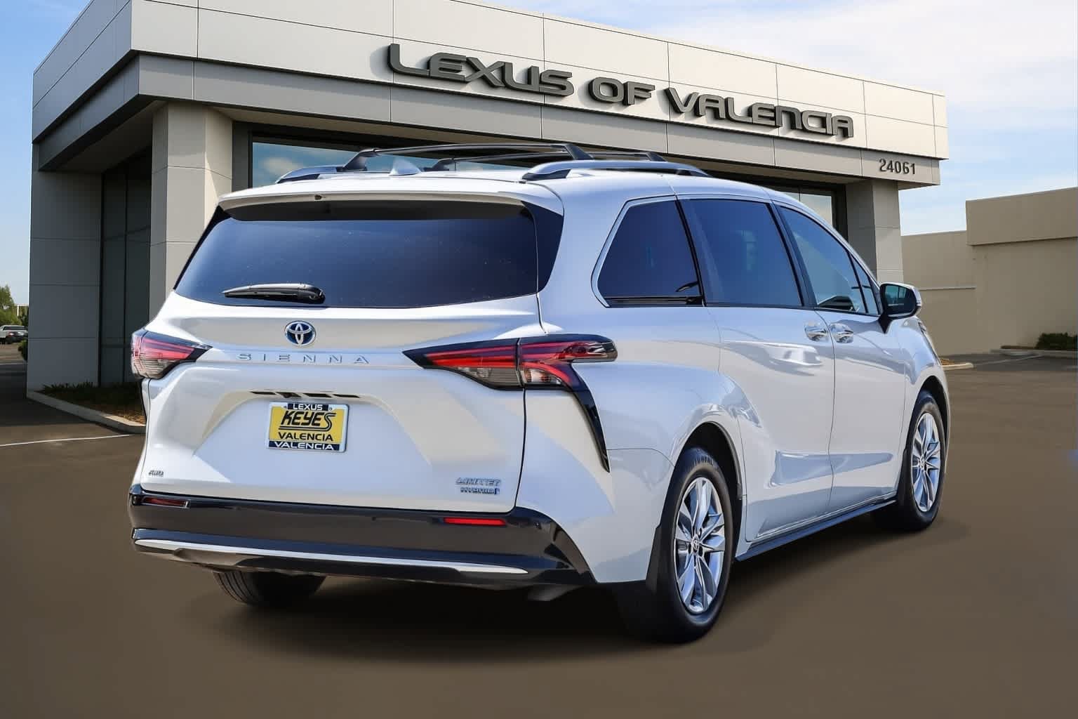 Used 2023 Toyota Sienna Limited AWD/4WD image 4