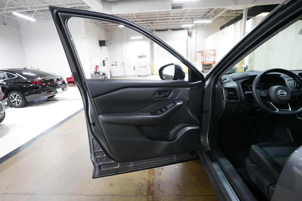 Used 2024 Nissan Rogue S image 27