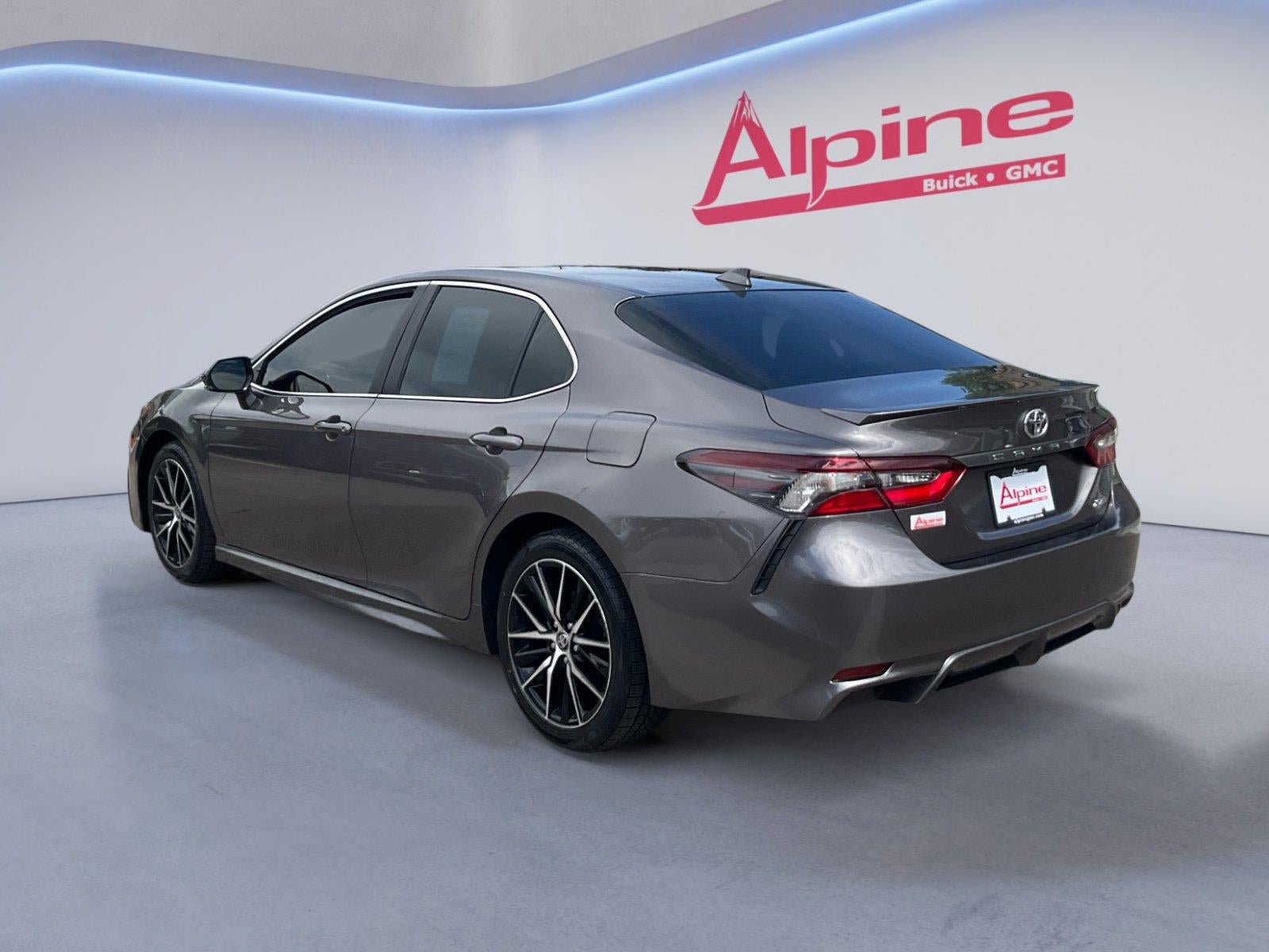 Used 2022 Toyota Camry SE FWD image 3