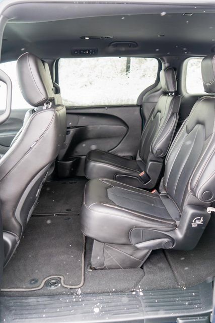 Used 2023 Chrysler Pacifica Touring-L w/ S Appearance Package image 13