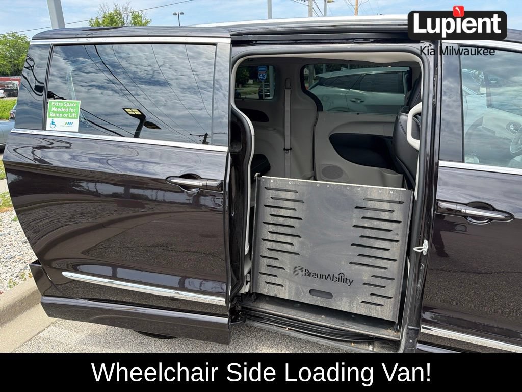 Used 2018 Chrysler Pacifica Limited w/ Tire & Wheel Group