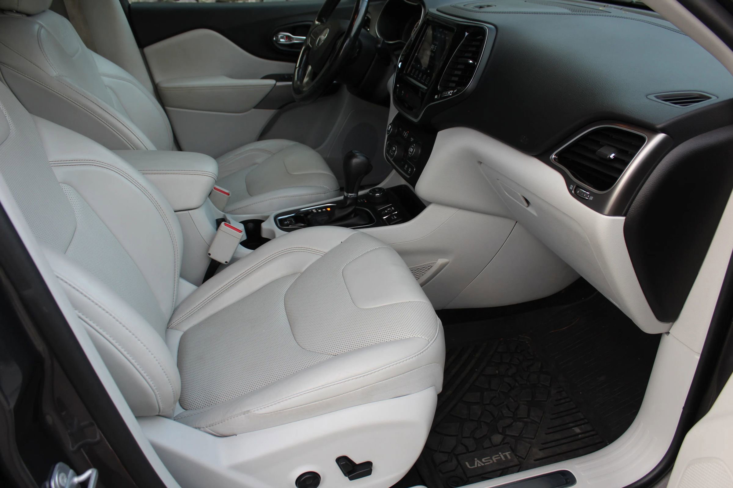 Used 2019 Jeep Cherokee Limited image 17