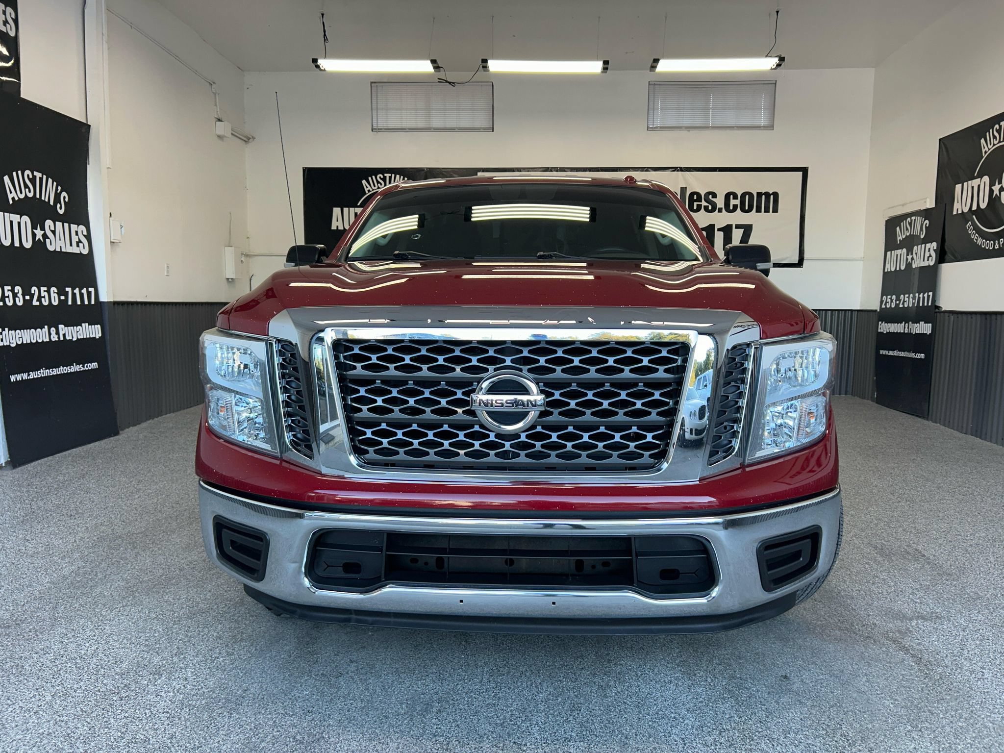 Used 2017 Nissan Titan SV RWD image 2
