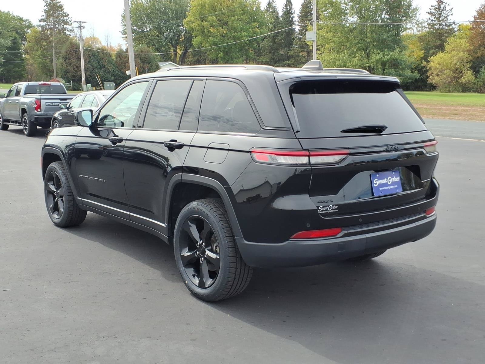 Used 2023 Jeep Grand Cherokee Altitude AWD/4WD image 3
