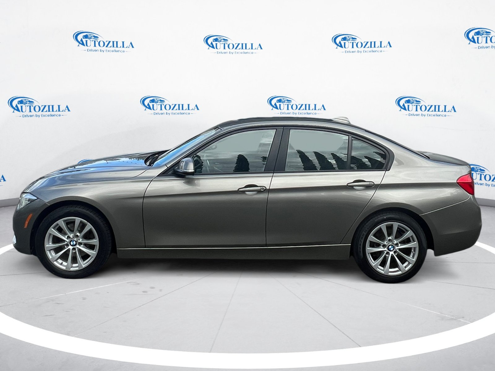 Used 2018 BMW 320i Sedan RWD image 2