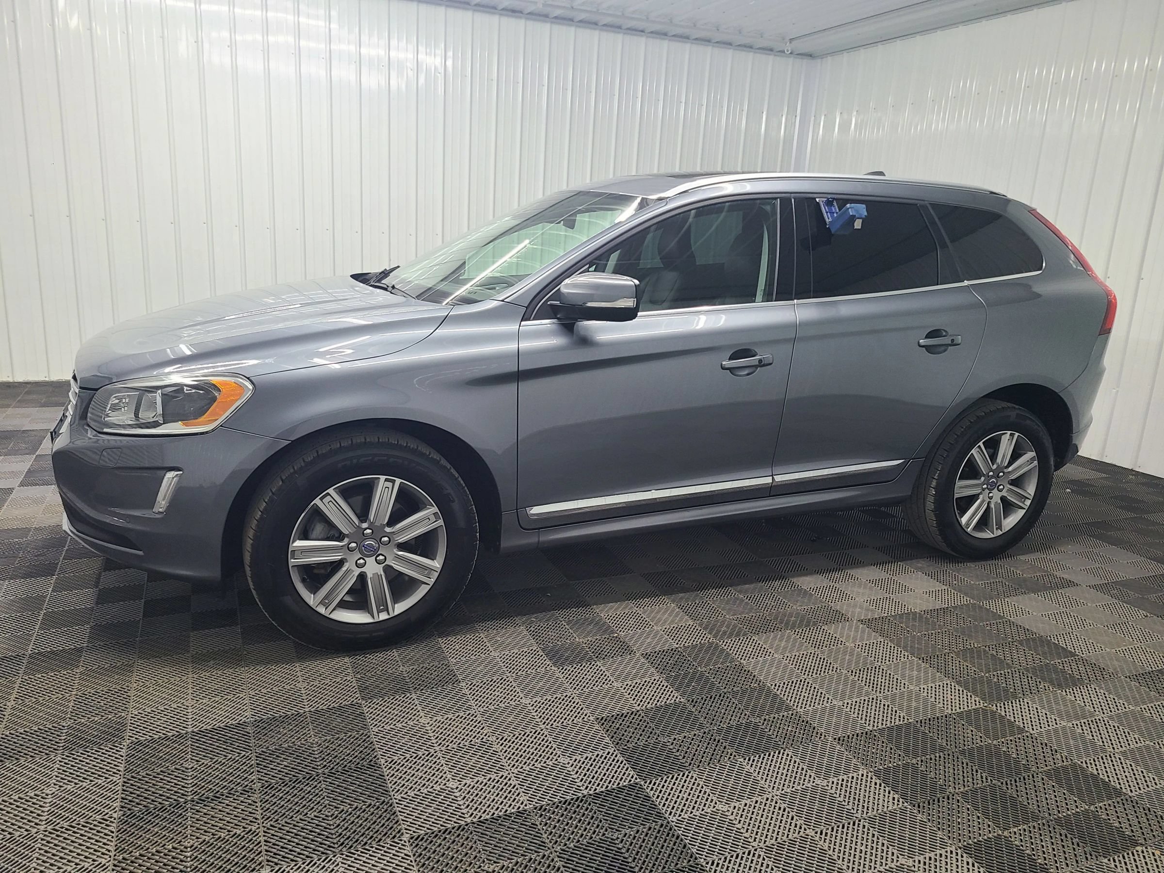 Used 2016 Volvo XC60 T5 Platinum w/ Climate Package AWD/4WD image 8