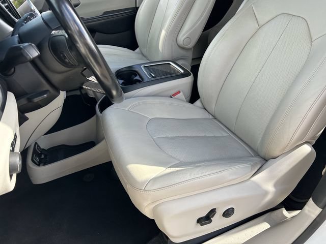 Used 2021 Chrysler Pacifica Touring-L FWD image 21