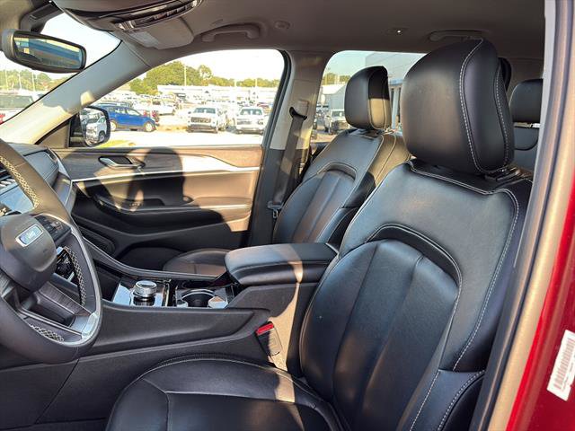 Used 2023 Jeep Grand Cherokee L Limited w/ Black Appearance Package image 16