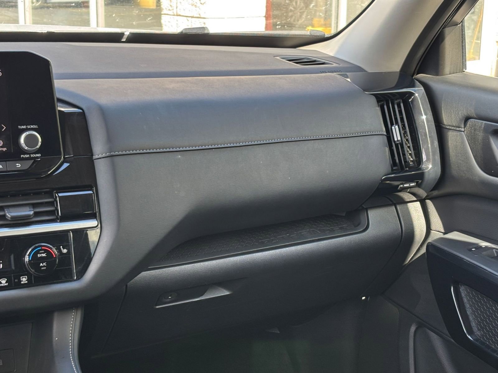 Used 2025 Nissan Pathfinder SV image 38