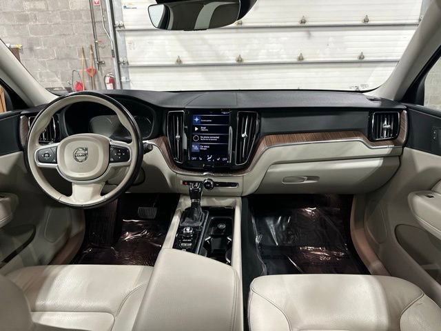 Used 2021 Volvo XC60 T6 Momentum image 18