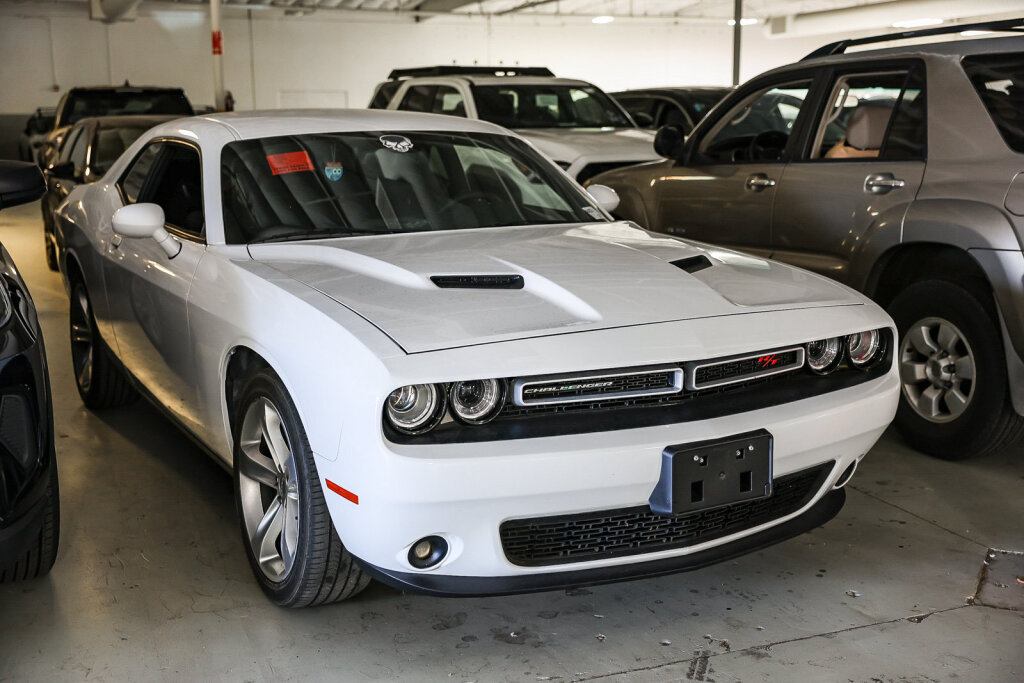 Used 2016 Dodge Challenger R/T RWD image 2