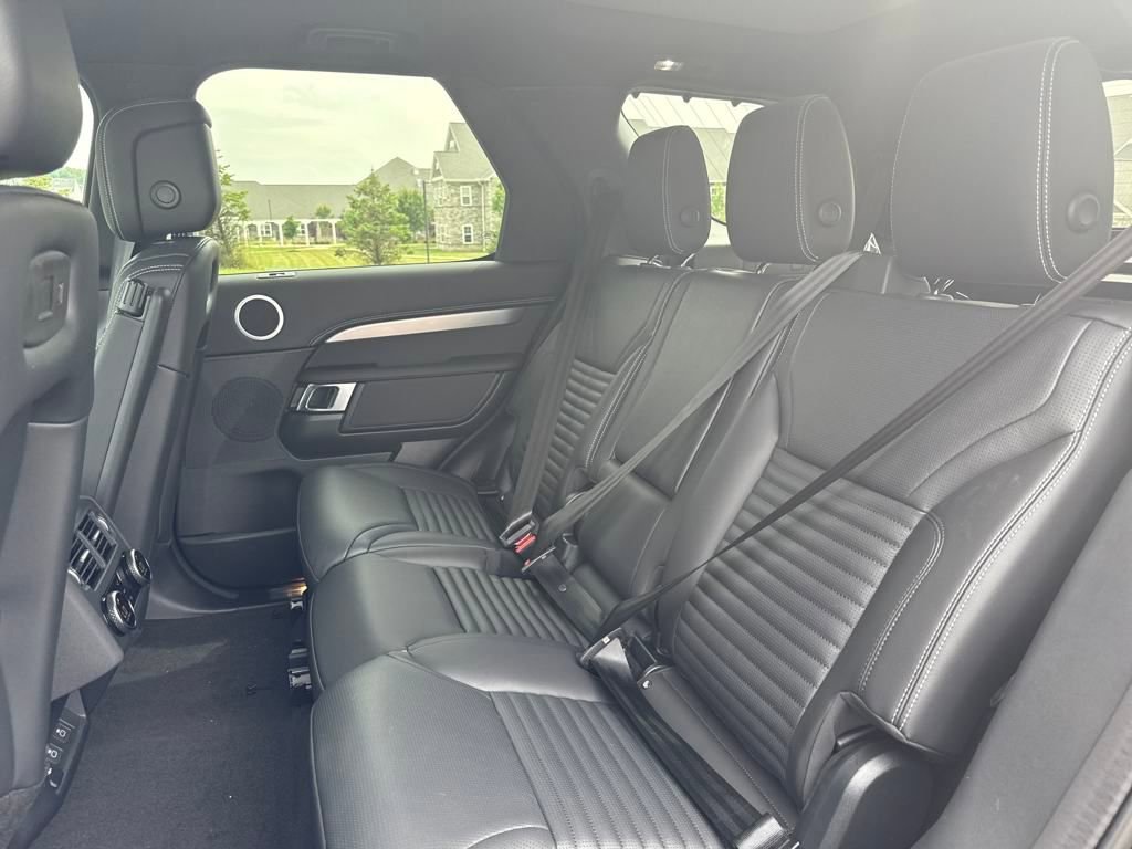 New 2025 Land Rover Discovery Dynamic SE image 14