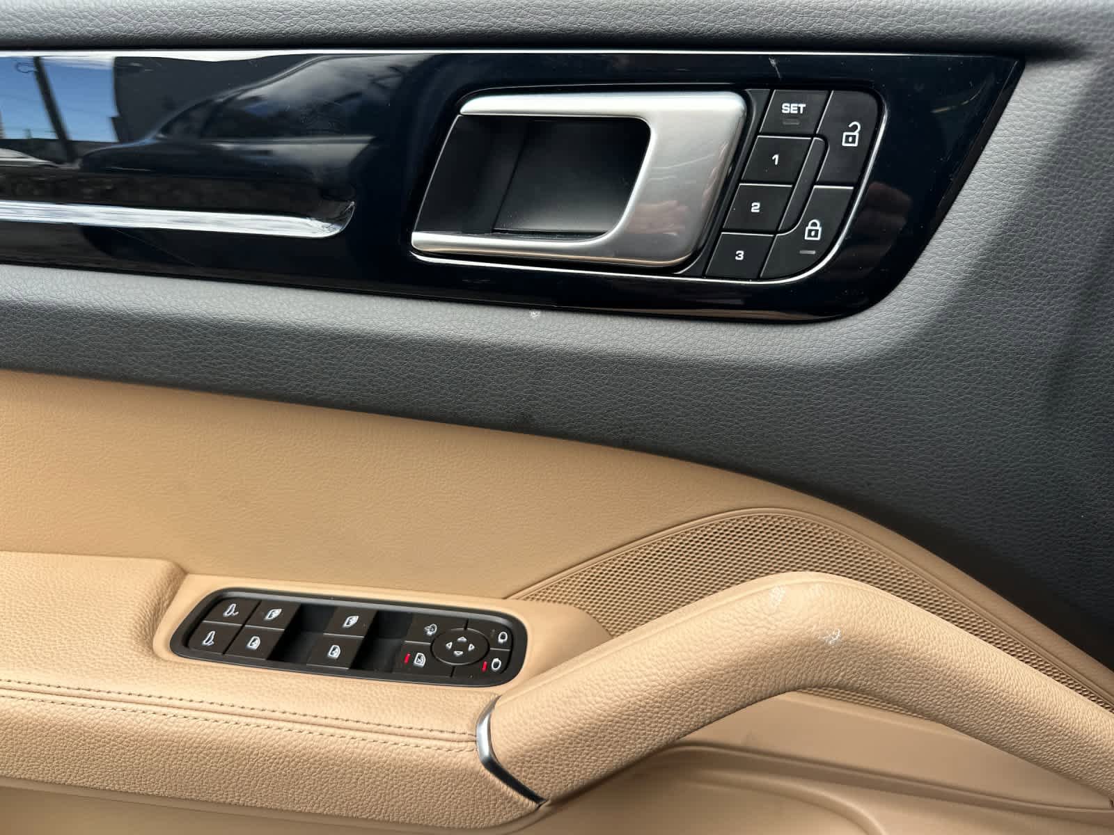Certified 2022 Porsche Cayenne Coupe image 12