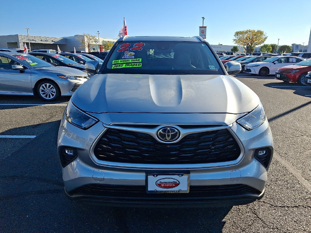 Certified 2022 Toyota Highlander XLE AWD/4WD image 2
