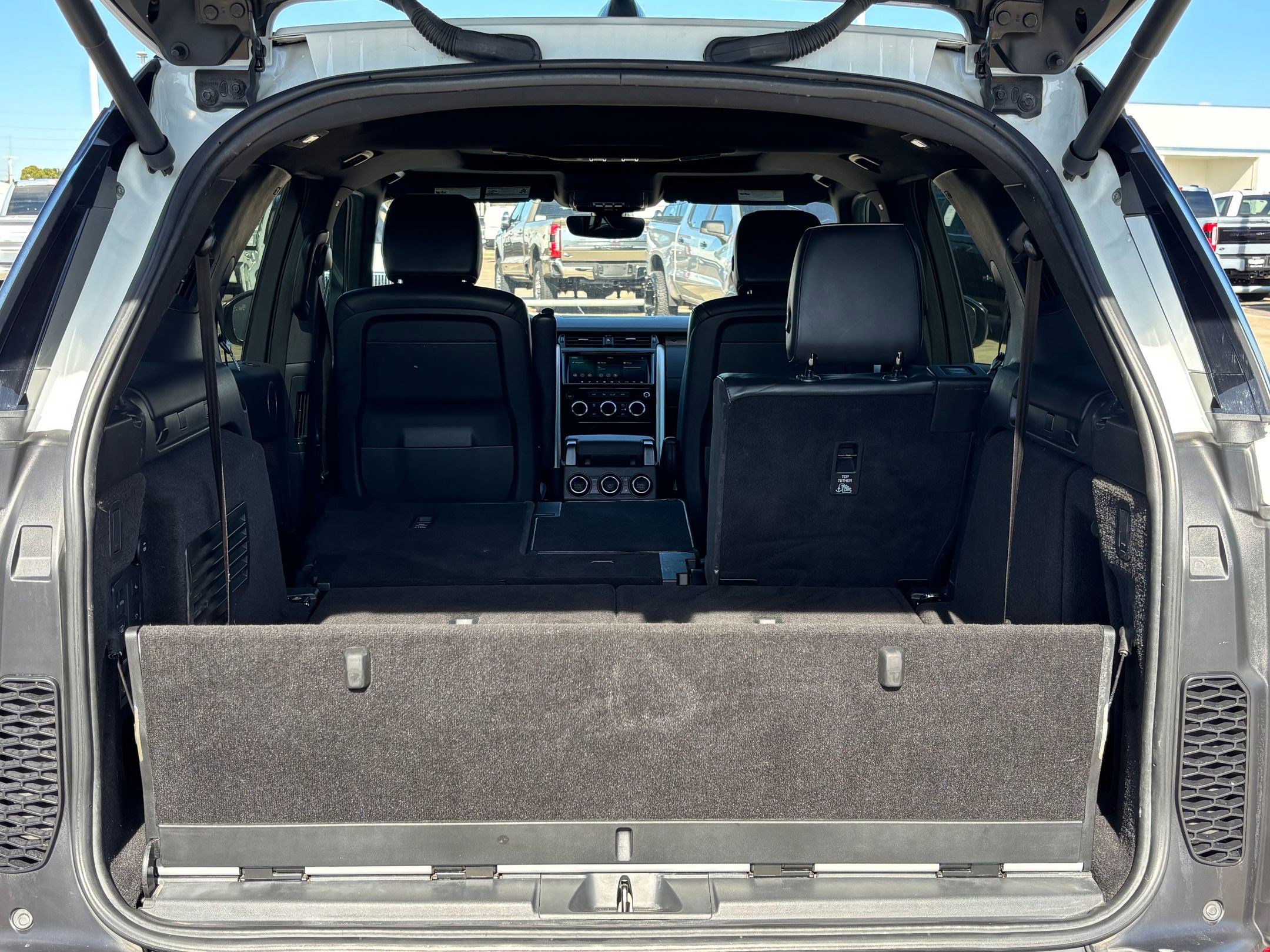 Used 2017 Land Rover Discovery HSE image 30