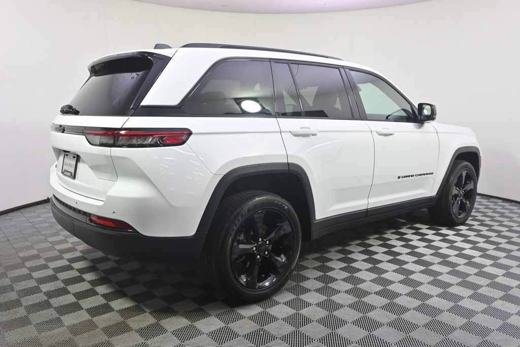 Used 2023 Jeep Grand Cherokee Altitude AWD/4WD image 7