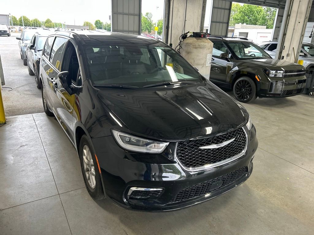 Used 2025 Chrysler Pacifica Select FWD image 7