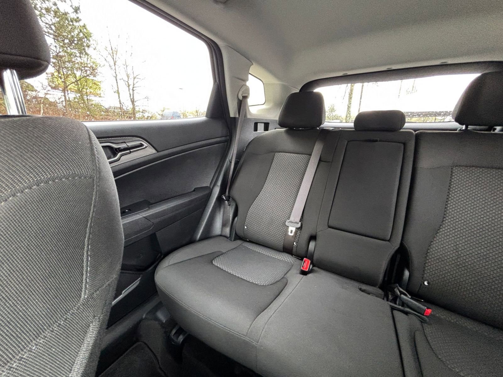 Used 2025 Kia Sportage LX image 39