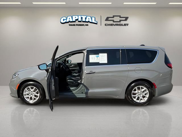 Used 2025 Chrysler Pacifica Select image 13