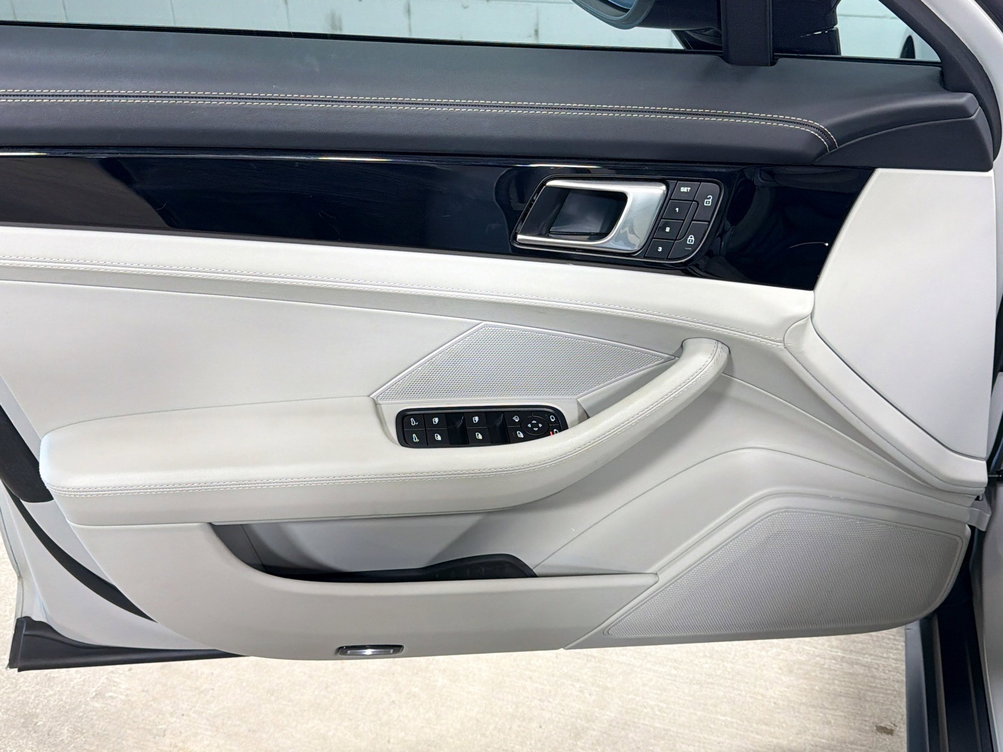 Used 2023 Porsche Panamera image 22