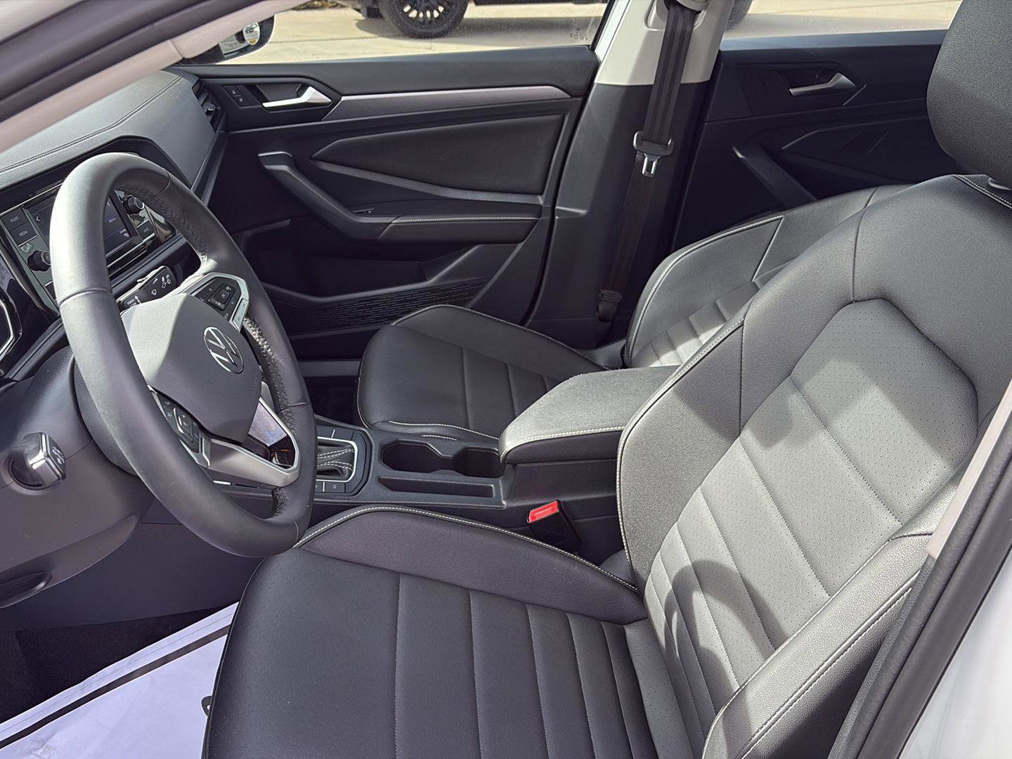 Used 2024 Volkswagen Jetta SE w/ Panoramic Sunroof Package image 11